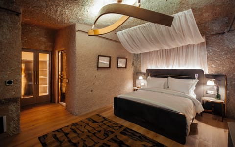 Homelike Cave | Premium bedding, minibar, in-room safe, desk