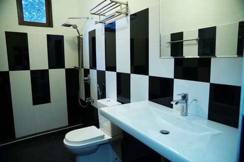 Triple Room | Bathroom amenities | Shower, rainfall showerhead, free toiletries, slippers