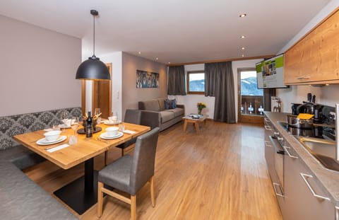 Apartment (Ursprung-90€  Cleaning fee not incl.) | Living area | Flat-screen TV, table tennis, books