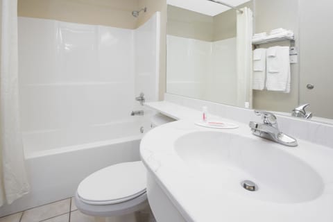 Combined shower/tub, free toiletries, hair dryer, towels