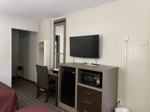 Standard Room, 2 Queen Beds | Desk, free WiFi