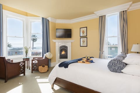 Superior King + Beach View | Premium bedding, free WiFi, bed sheets, wheelchair access