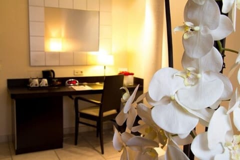 Suite, 1 Double Bed (bâtiment principal) | Minibar, in-room safe, individually decorated, individually furnished