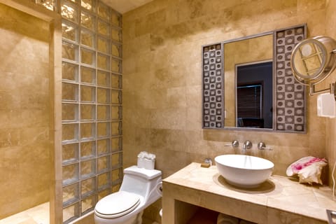 Standard Double Room | Bathroom | Combined shower/tub, rainfall showerhead, free toiletries, hair dryer