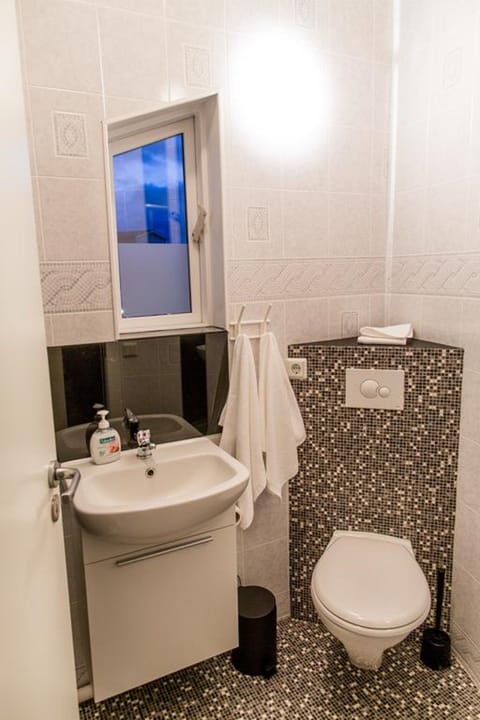 Comfort Studio | Bathroom | Shower, towels