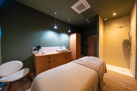 Couples treatment rooms, sauna, hot tub, steam room, hot stone massages
