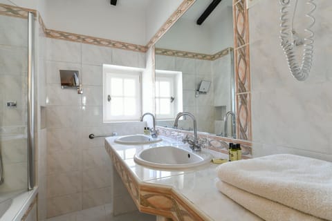 Classic Double Room, Ensuite, Garden View (CDC) | Bathroom