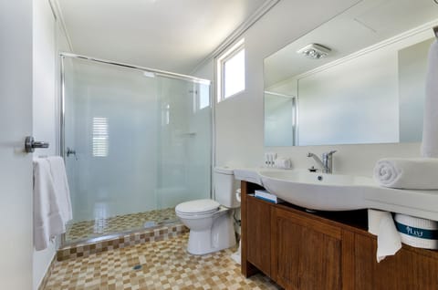 Family Room  | Bathroom | Free toiletries, hair dryer, towels