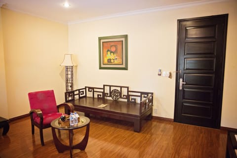 Deluxe Room, Garden View | Living area | LCD TV