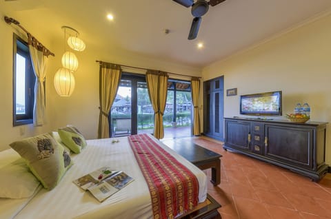 Bungalow, Garden View | Down comforters, minibar, in-room safe, desk