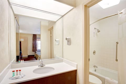 Combined shower/tub, hair dryer, towels