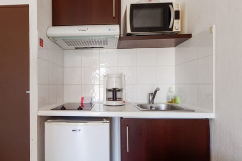 Fridge, microwave, stovetop, electric kettle