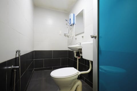 Deluxe Twin Room | Bathroom | Shower, free toiletries, towels