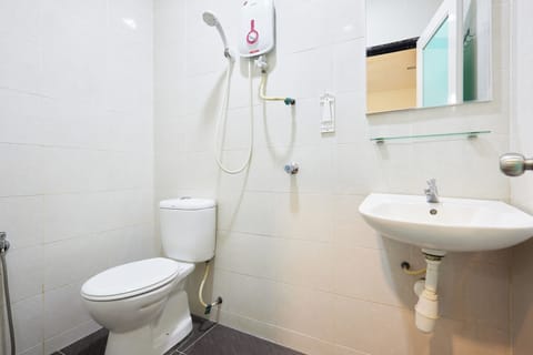 Deluxe Single Room | Bathroom | Shower, free toiletries, towels