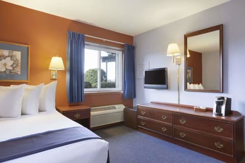 Standard Room, 1 Queen Bed | In-room safe, desk, free WiFi, bed sheets