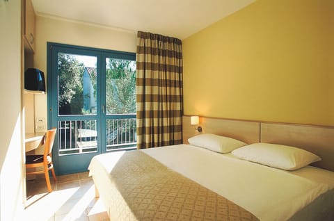 Room for 2 with AC | Desk, cribs/infant beds, bed sheets