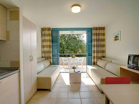 Apartment for 2+2 with AC | Desk, cribs/infant beds, bed sheets