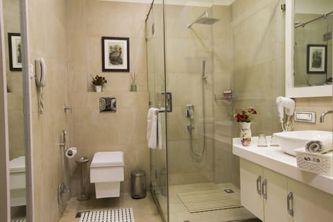 Master Suite | Bathroom | Shower, rainfall showerhead, free toiletries, hair dryer