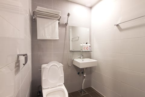 Standard Twin Room | Bathroom | Shower, slippers, towels