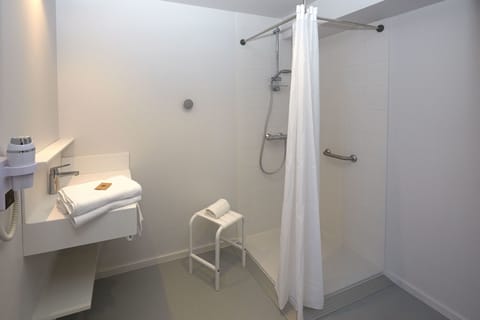 Triple Room | Bathroom | Free toiletries, hair dryer, towels