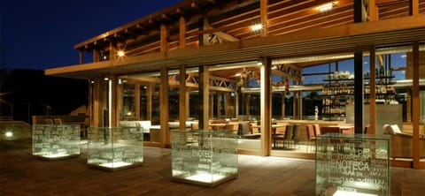 2 restaurants, lunch, dinner served; local and international cuisine