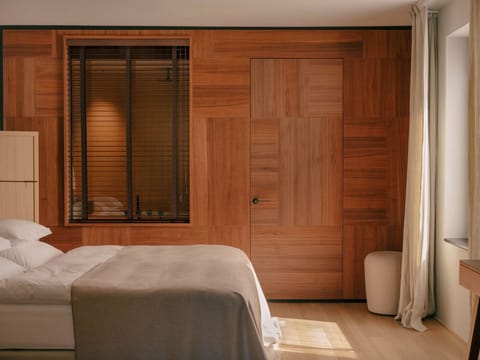 Junior Suite | Hypo-allergenic bedding, in-room safe, individually decorated