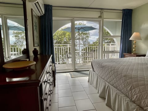 Waterfront King Suite with Balcony | Beach/ocean view