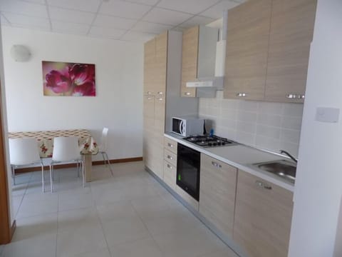 Deluxe Room, 1 Bedroom | Private kitchen