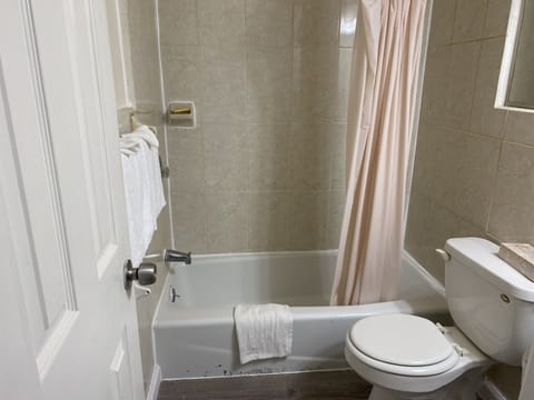 Basic Room, 1 Queen Bed, Smoking | Bathroom | Combined shower/tub, towels