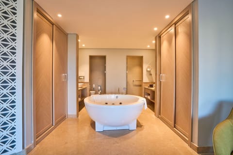 Design Suite | Bathroom | Shower, rainfall showerhead, free toiletries, hair dryer