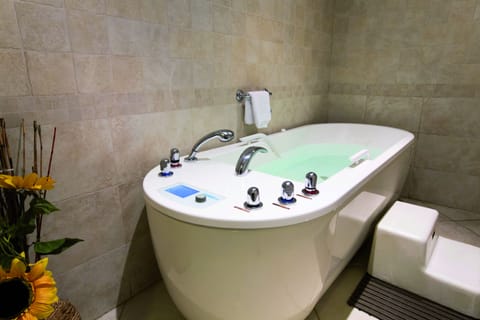 Indoor spa tub