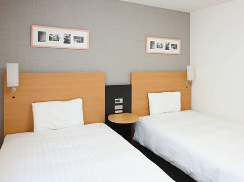 Standard Twin Room, 2 Twin Beds, Non Smoking | Desk, laptop workspace, blackout drapes, soundproofing