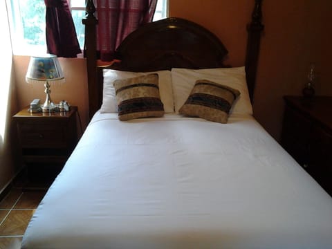 Luxury Room | 1 bedroom, minibar, iron/ironing board, free WiFi