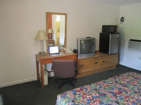 Desk, iron/ironing board, rollaway beds, free WiFi