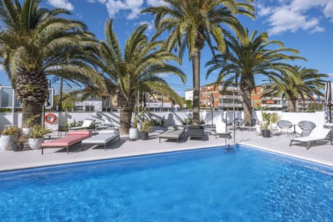 Outdoor pool, sun loungers