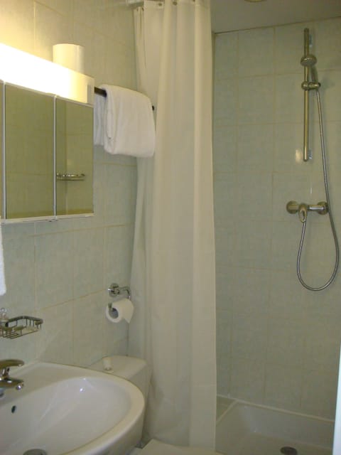 Quadruple Room | Bathroom | Shower, hair dryer, towels