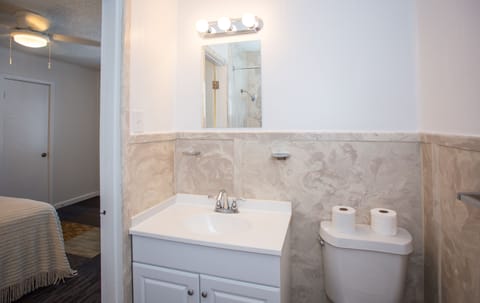 Room, 1 Double Bed | Bathroom | Combined shower/tub, deep soaking tub, free toiletries, hair dryer