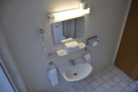 Standard Double Room | Bathroom sink