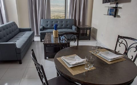 Deluxe Apartment, City View | In-room dining