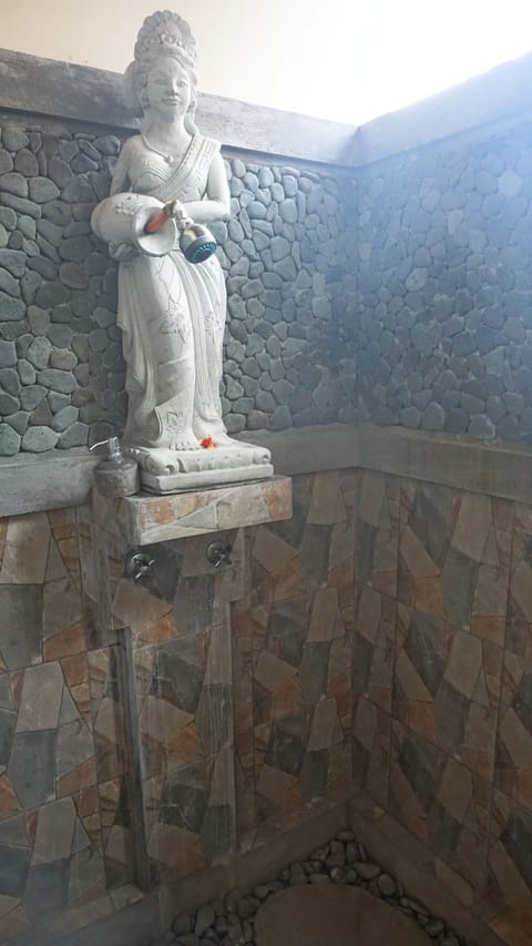 Superior Room | Bathroom | Shower, free toiletries, hair dryer, towels