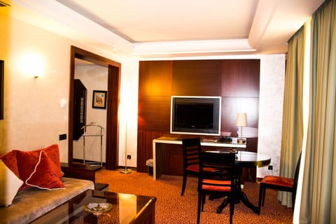 Senior Suite | Living room | 32-inch LED TV with satellite channels, TV