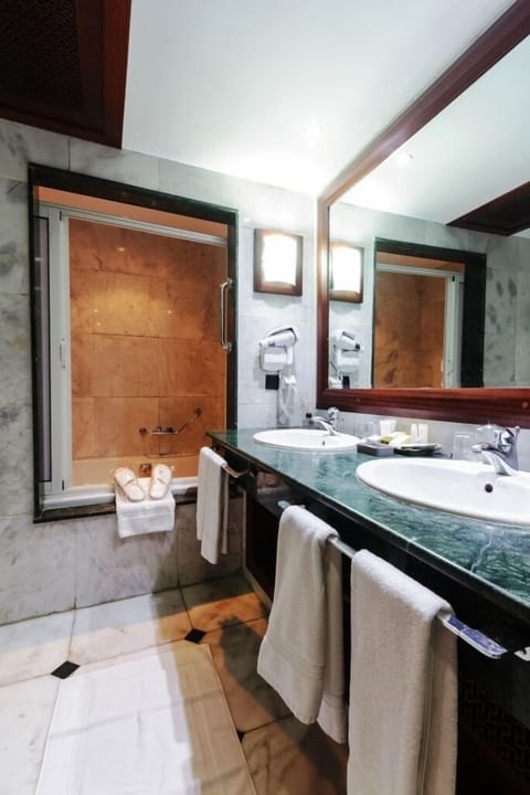 Senior Suite | Bathroom | Combined shower/tub, free toiletries, hair dryer, bathrobes