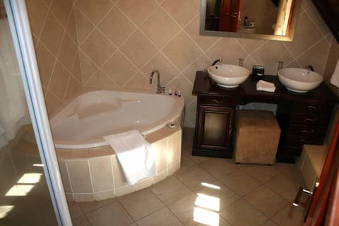 Luxury Suite (7) | Bathroom | Free toiletries, hair dryer, bathrobes, slippers