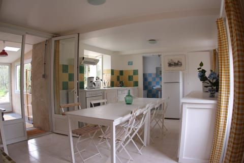 Cottage (Pommiers) | Private kitchen | Electric kettle
