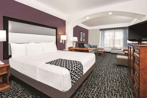 Deluxe Room, 1 King Bed, Non Smoking (Deluxe Executive Room) | Premium bedding, desk, blackout drapes, iron/ironing board
