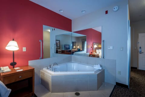 Room, 1 King Bed, Non Smoking | Bathroom | Hair dryer, towels