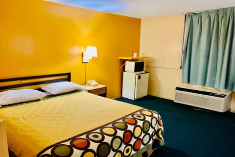 Room, 1 Queen Bed, Non Smoking | 1 bedroom, desk, iron/ironing board, free WiFi