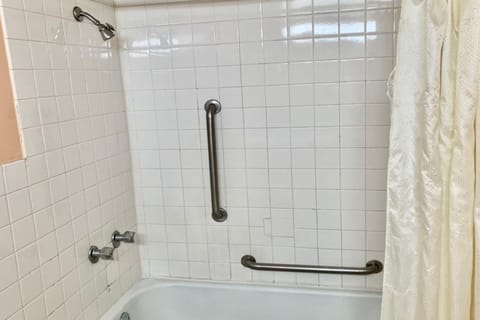 Deep soaking tub, free toiletries, towels