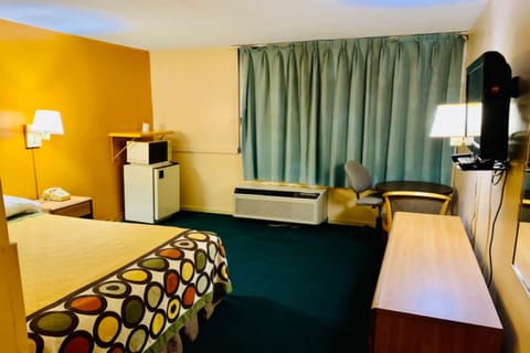 Room, 1 Queen Bed, Non Smoking | 1 bedroom, desk, iron/ironing board, free WiFi