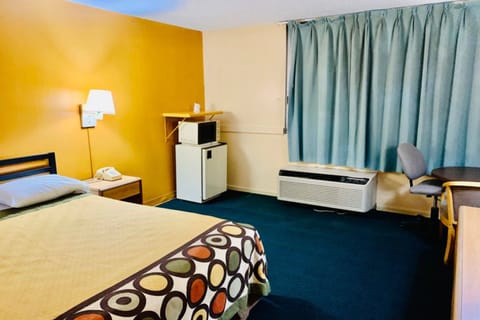 Room, 1 Queen Bed, Non Smoking | 1 bedroom, desk, iron/ironing board, free WiFi